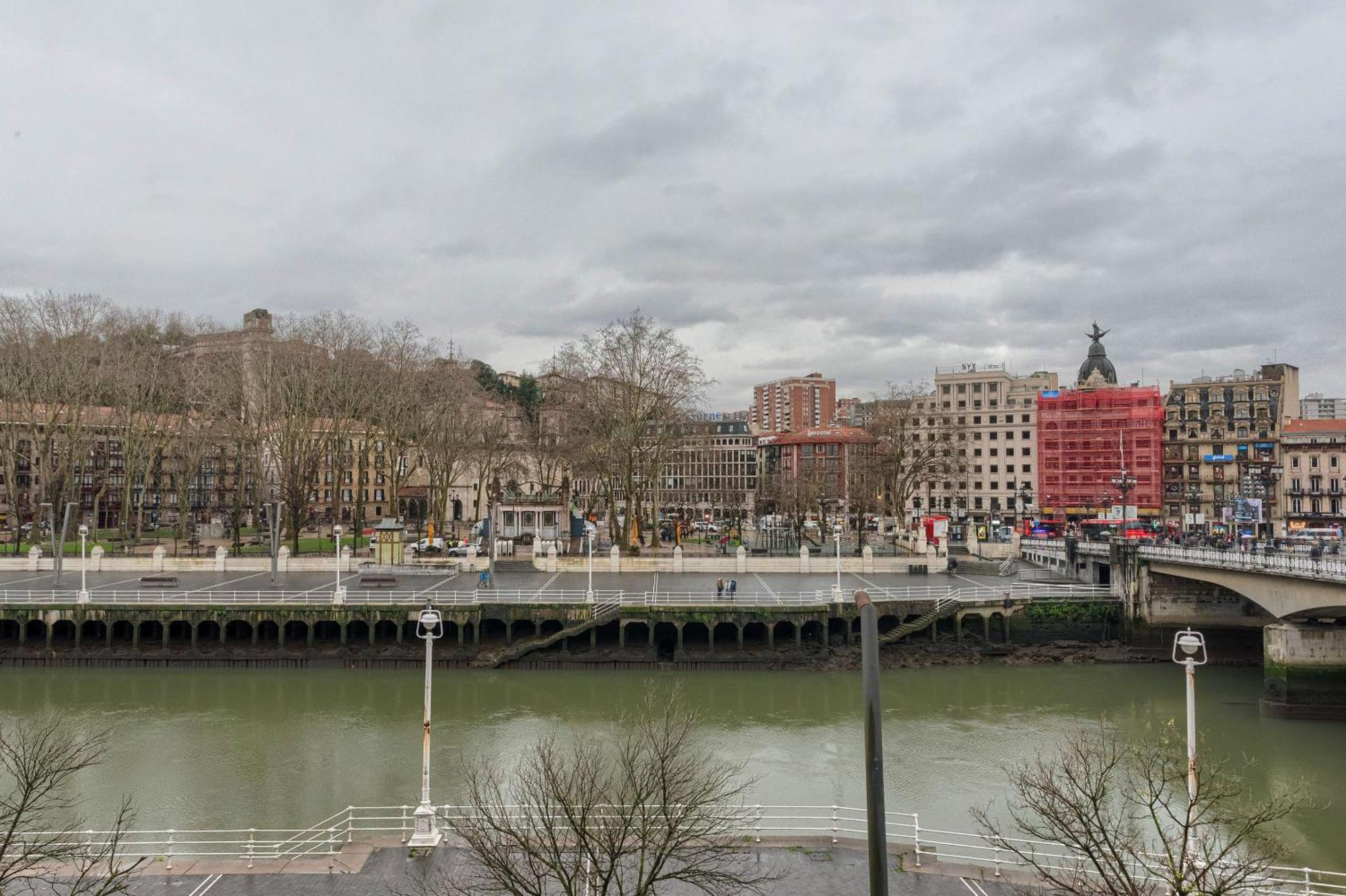 Piso Senorial Con Vistas A La Ria Appartement Bilbao Buitenkant foto